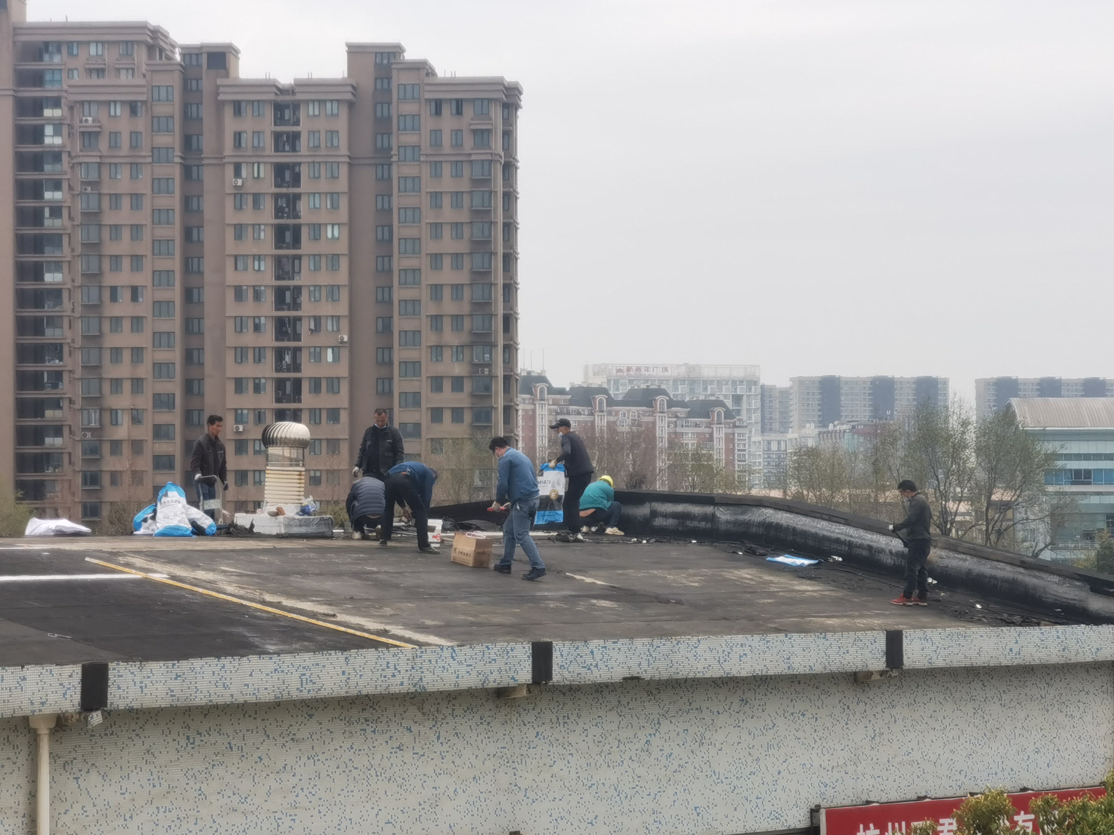 彩名堂市场屋顶防水维修进行中