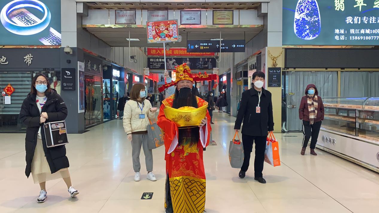 元宵节“领福袋，，，，，沾财气”