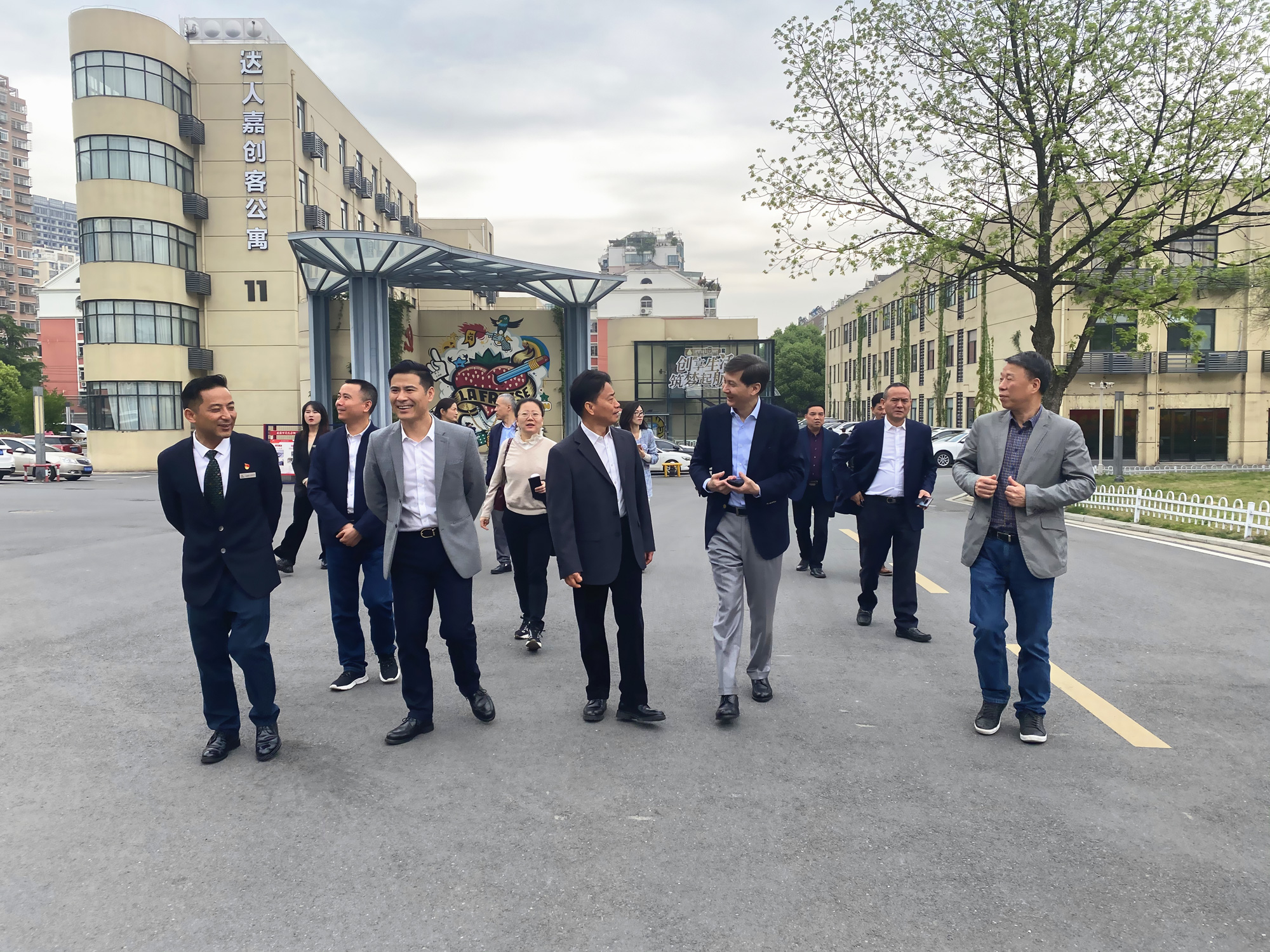 杭州市政协副主席、市工商联主席冯仁强 一行莅临庐阳彩名堂文创园考察