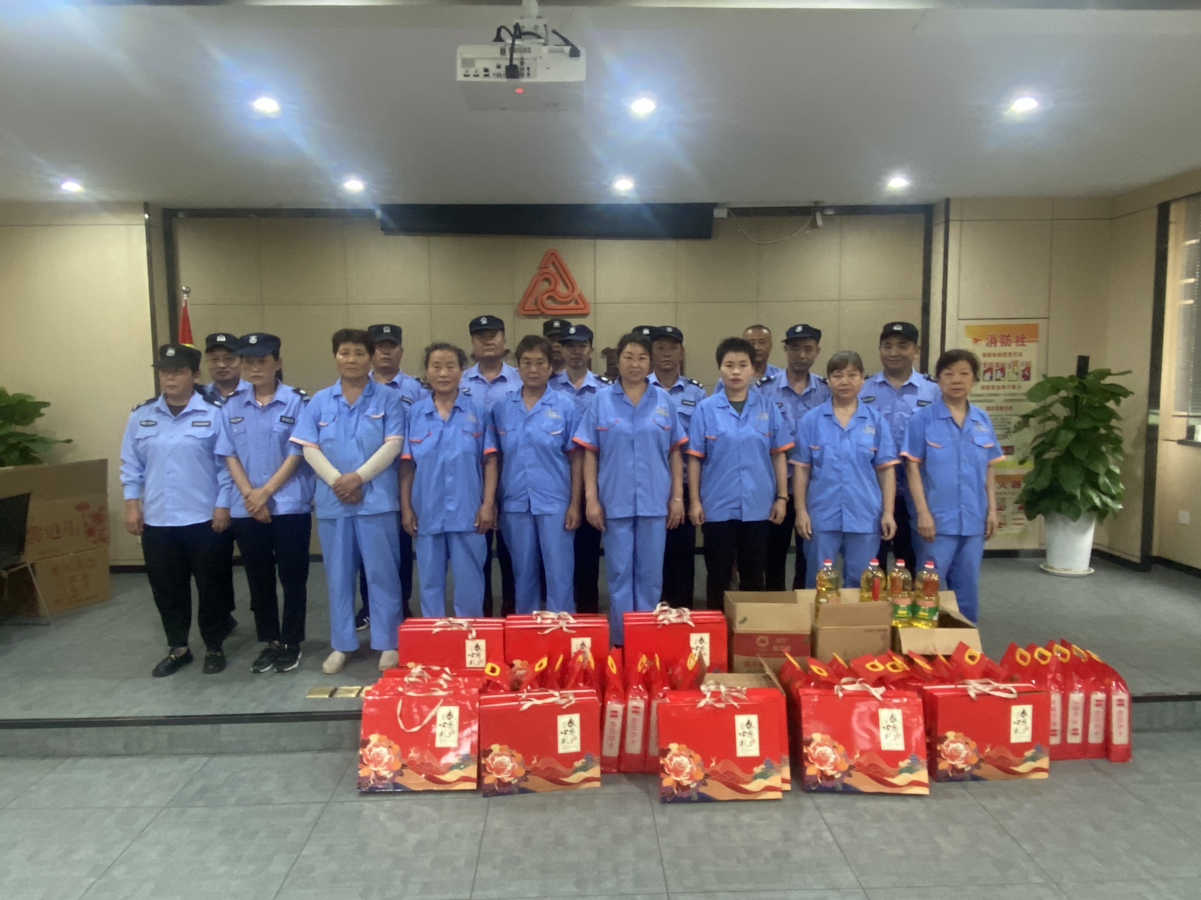 “浓情中秋节，，，，，，慰问暖人心”——彩名堂文创集团工会开展一线职工慰问活动