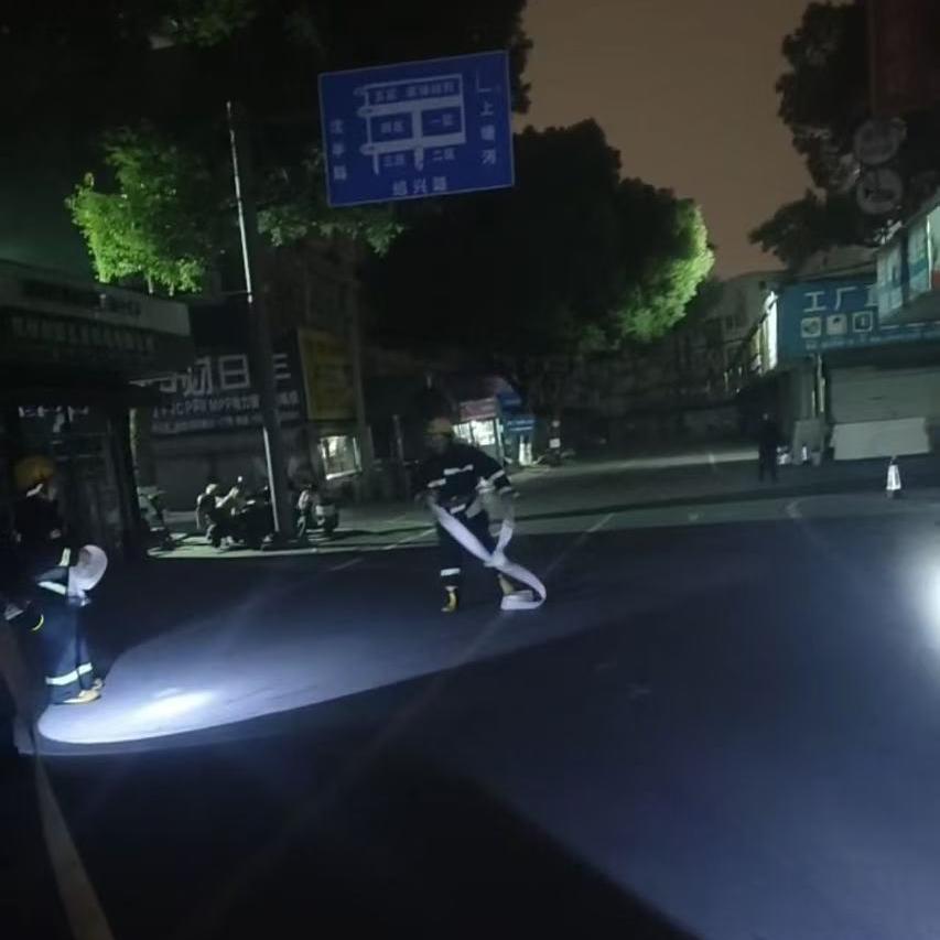 彩名堂市场深夜进行突击消防演练活动