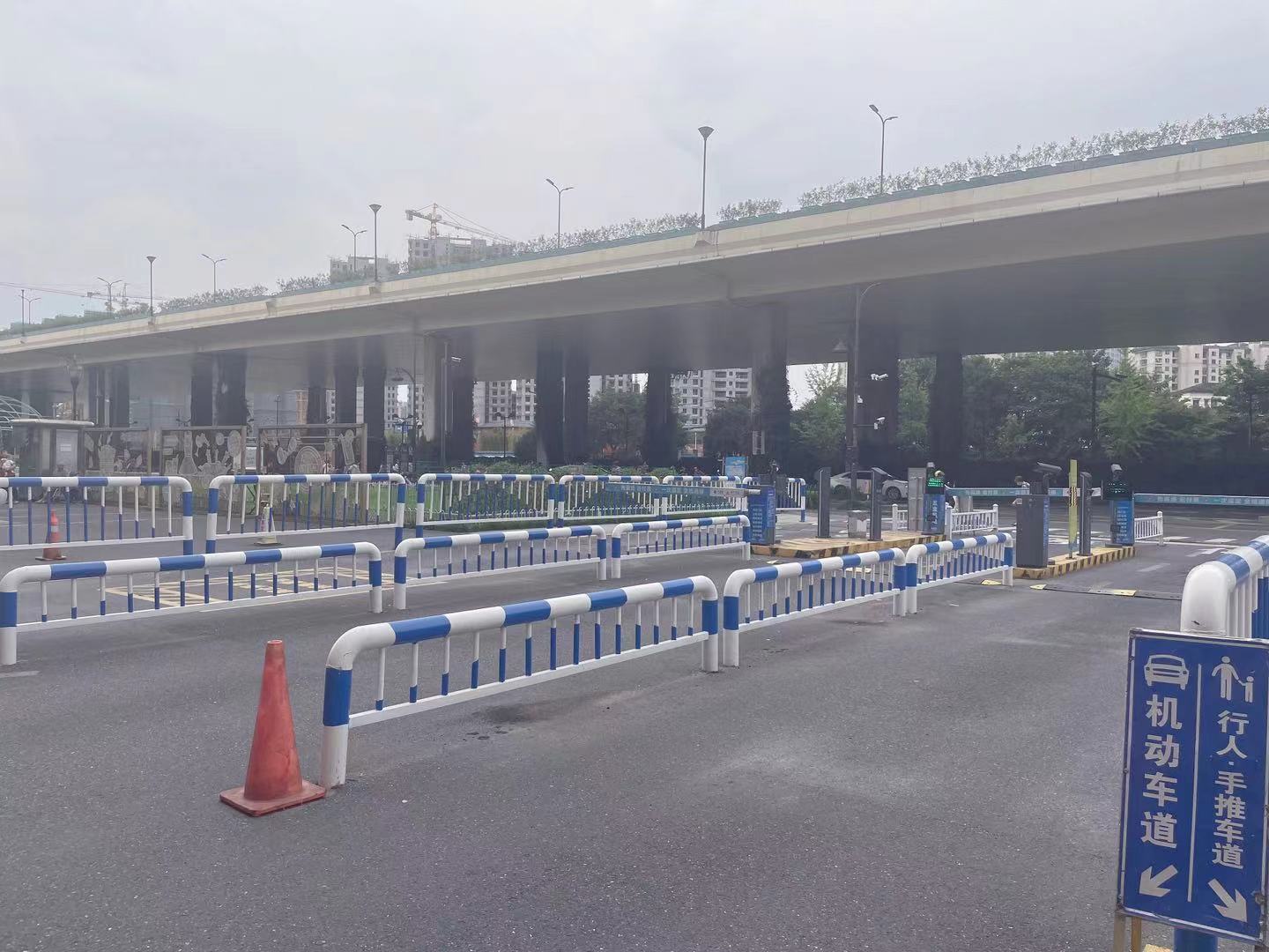 变废为宝，，，，，，，，水晶城开展道闸护栏改造