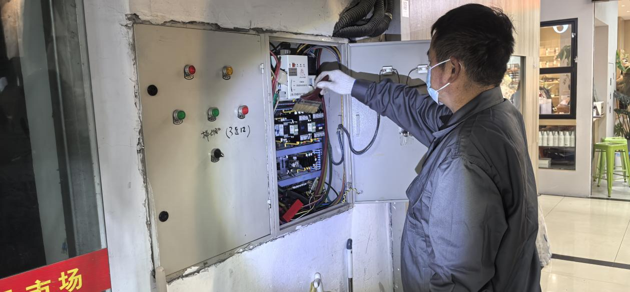 钱江商城排烟风机控制柜维护完成，，，，，，，安全保障再升级