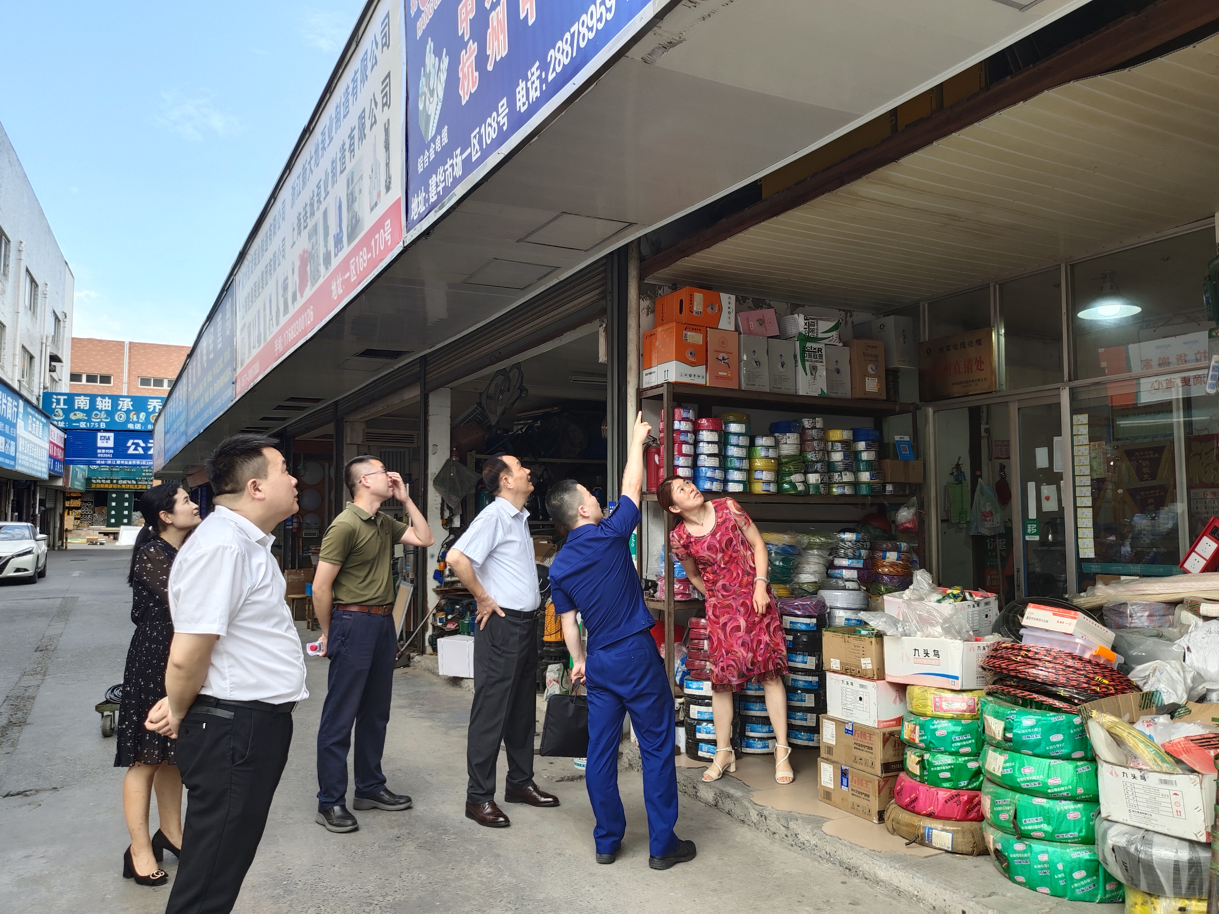 区消防大队莅临彩名堂市场开展消防安全检查