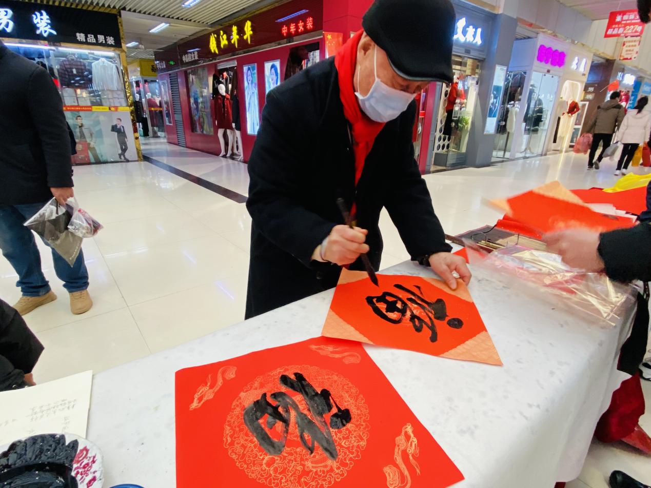迎新送福写春联，，，，，，翰墨飘香添年味
