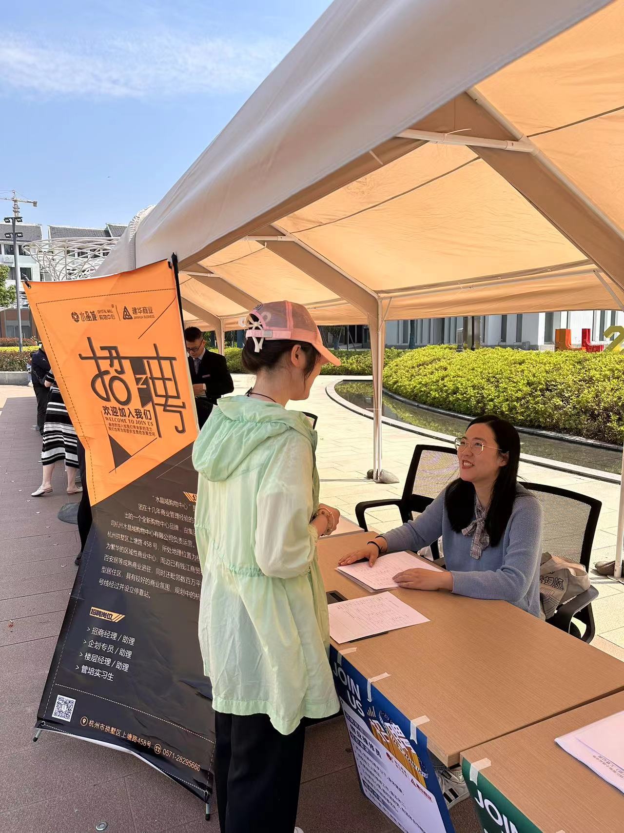 水晶城积极参加“春暖上塘，，，，，，，，职等你来”招聘会