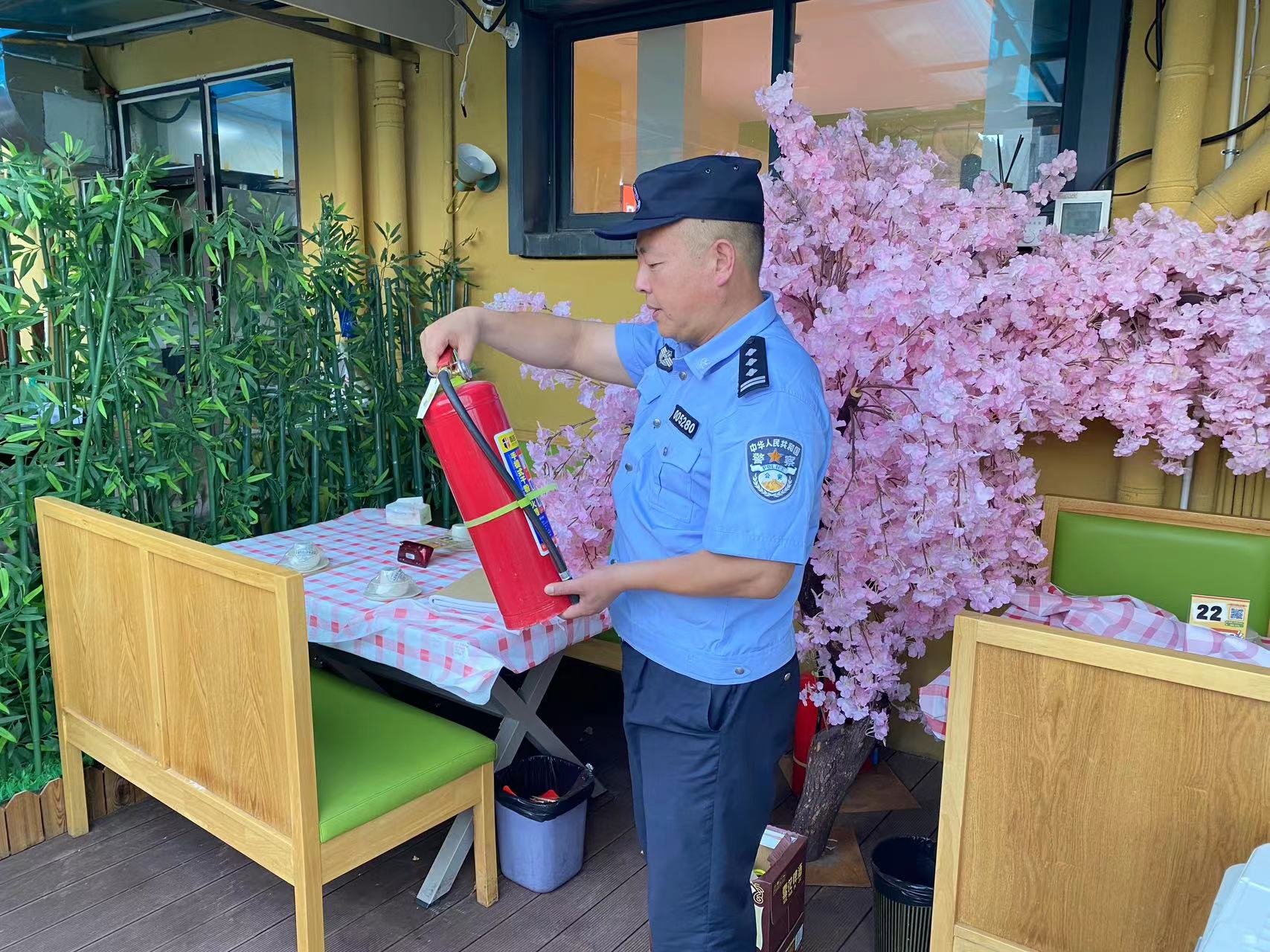 庐阳分局杏林派出所对庐阳彩名堂文创园餐饮企业开展消防安全检查