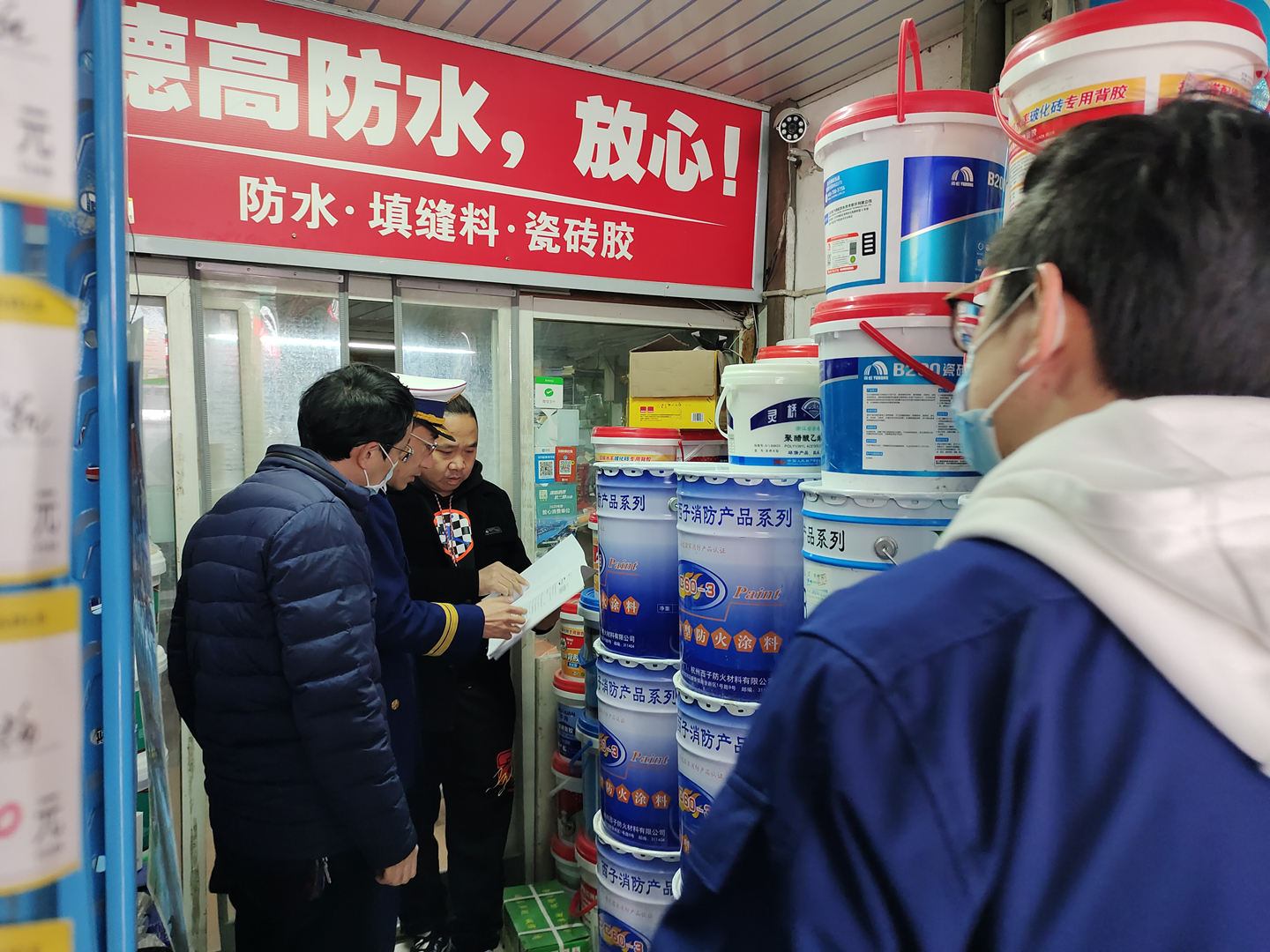 区工商、消防大队走访彩名堂市场