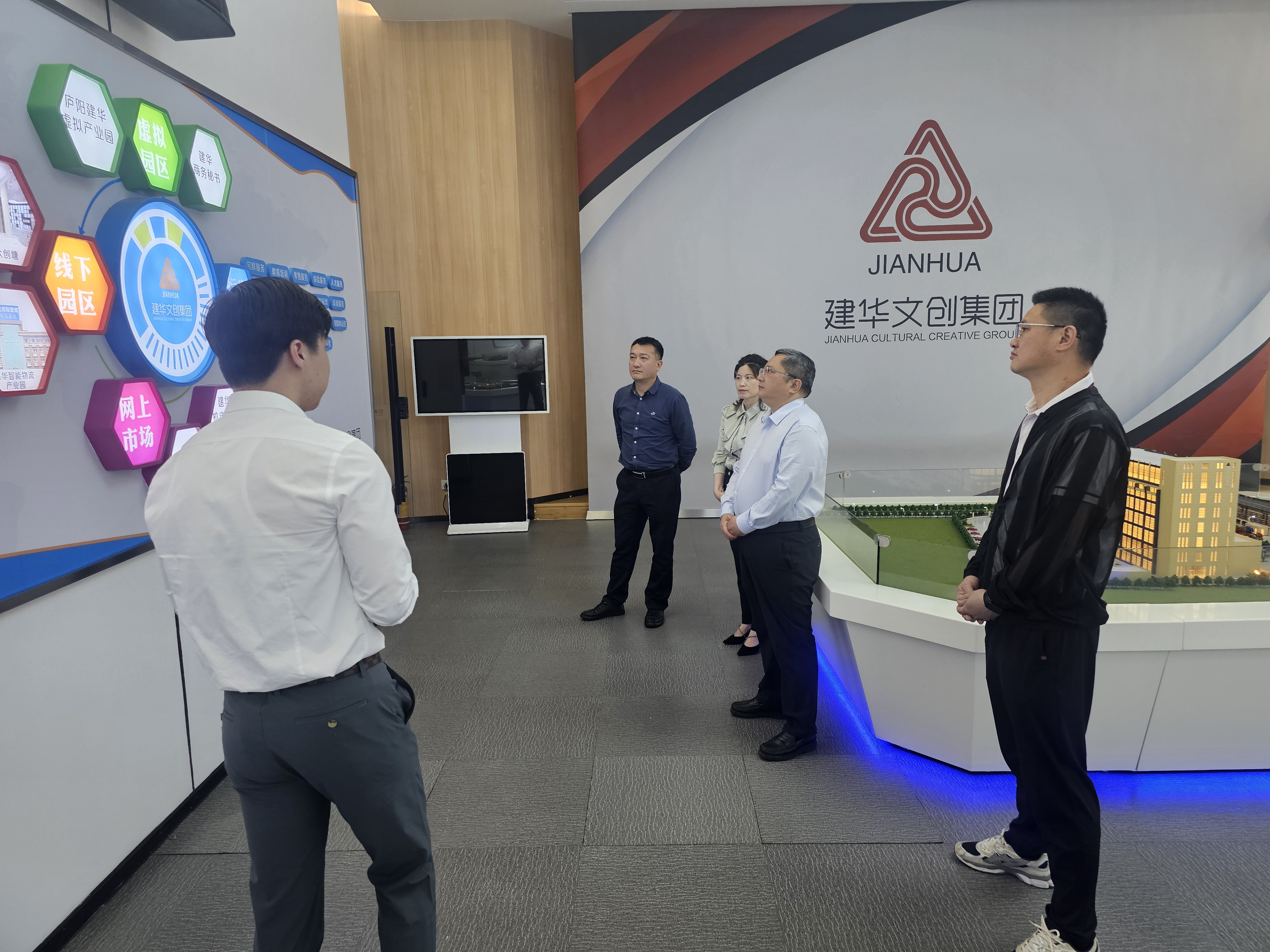 贵溪市人民政府市长、经开区书记潘磊一行莅临彩名堂文创集团考察调研