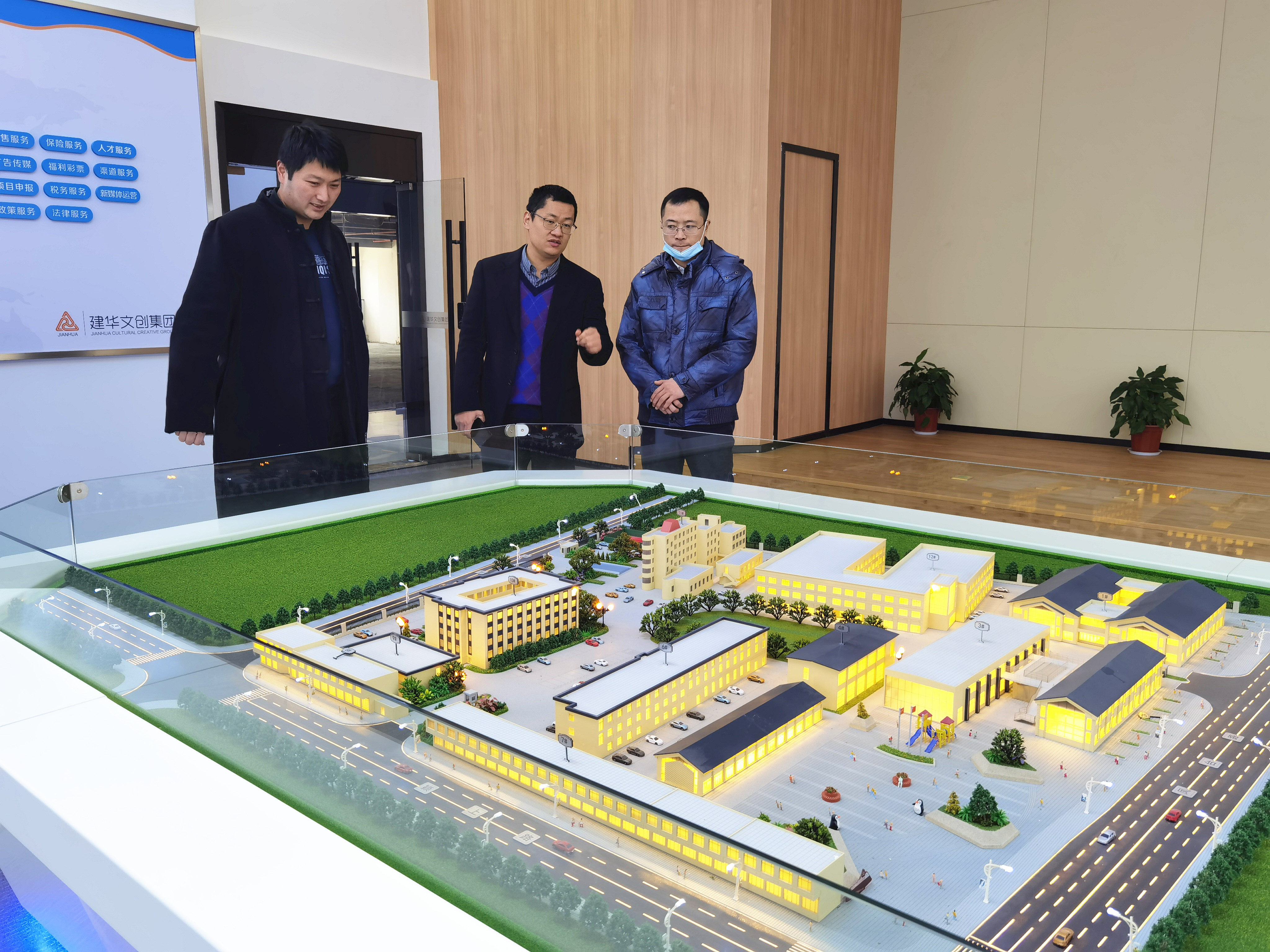 来凤县考察团莅临彩名堂文创集团调研交流