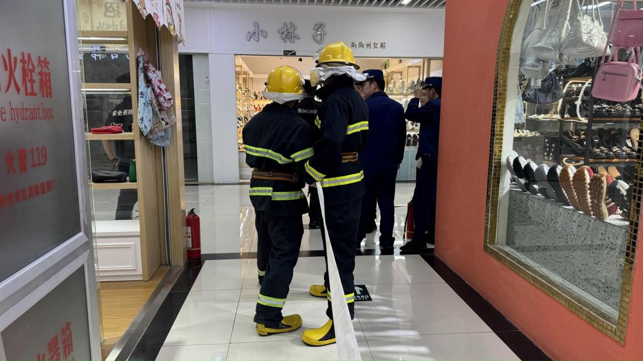 以演促防，，，，，，，，钱江商城联合水晶城开展微型消防站拉练