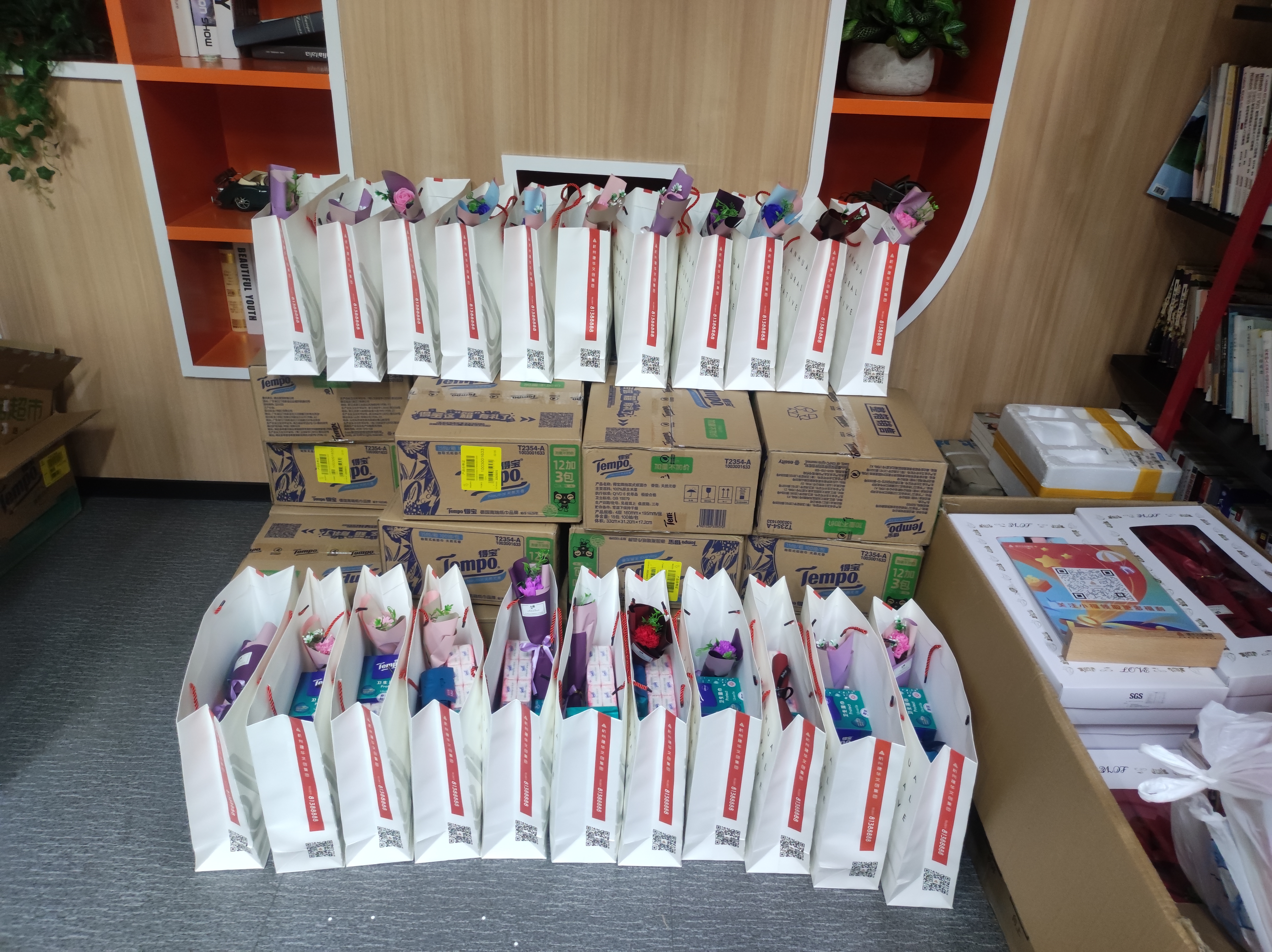 “芝兰风雅至，，，，，伊人踏香来”——-彩名堂文创集团工会开展女神节慰问活动
