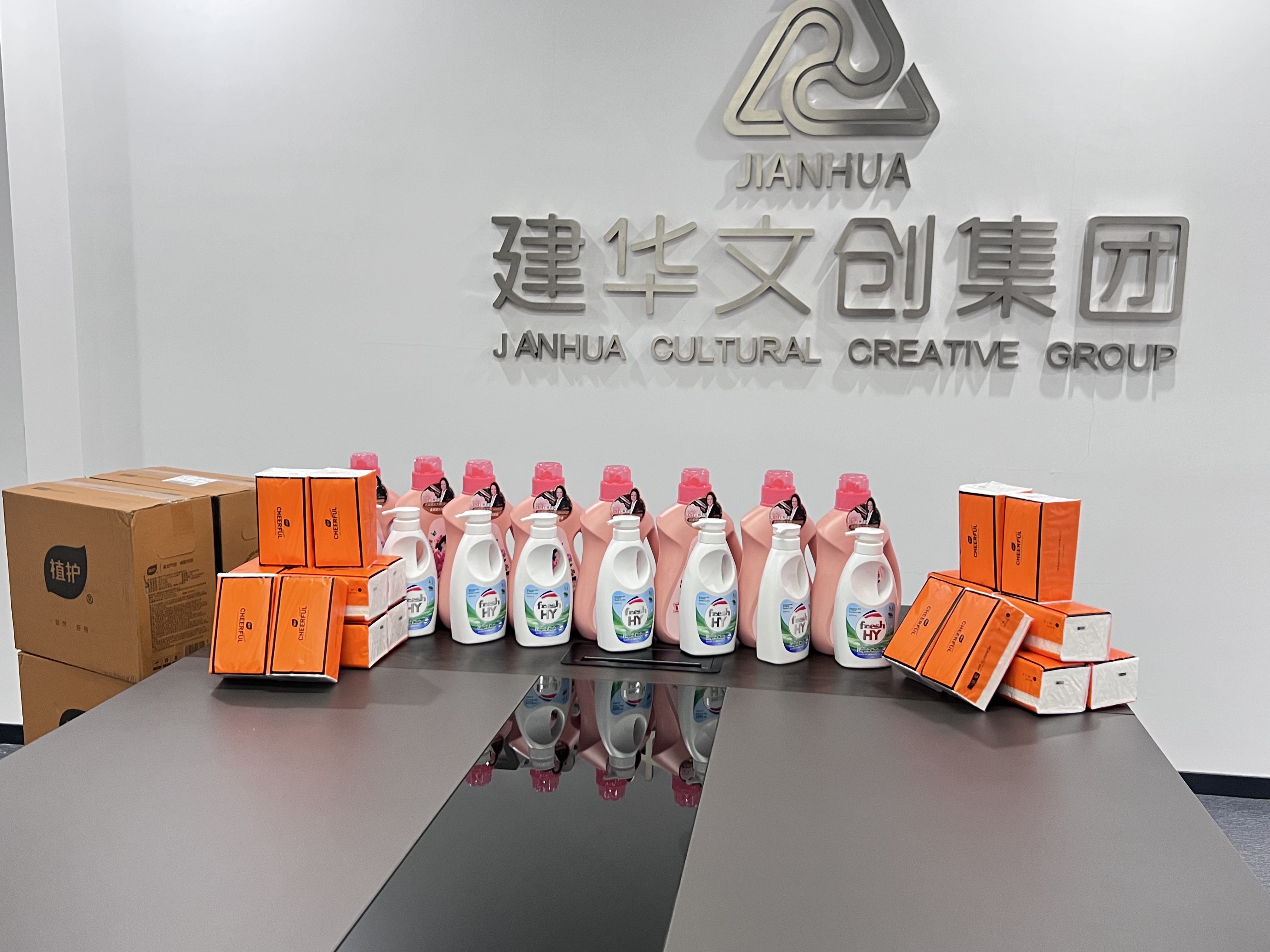 爱在春天，，，，，，，，情暖三八——彩名堂文创集团工会为女职工发放暖心福利
