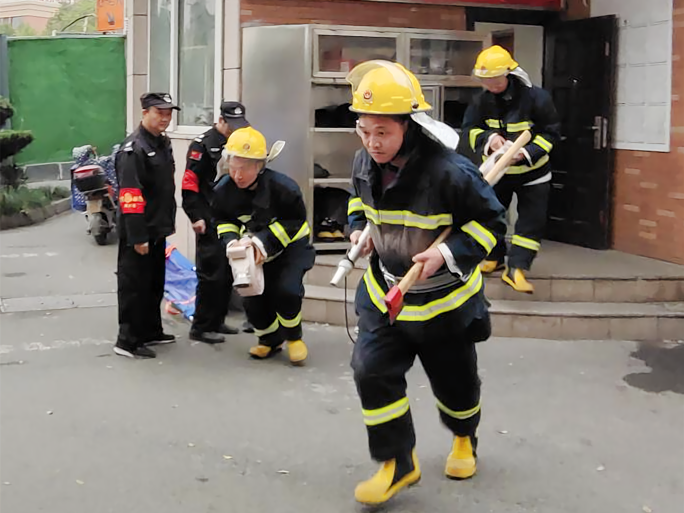 安全第一，，，，，防范为先——彩名堂市场开展消防疏散演练活动