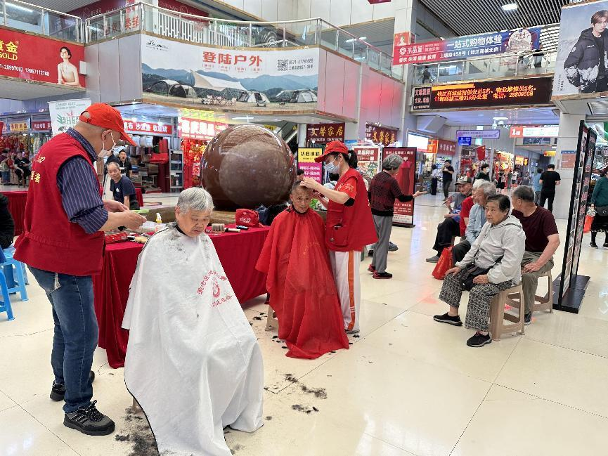 阳光六月，，，，，，，，绽放“益”彩