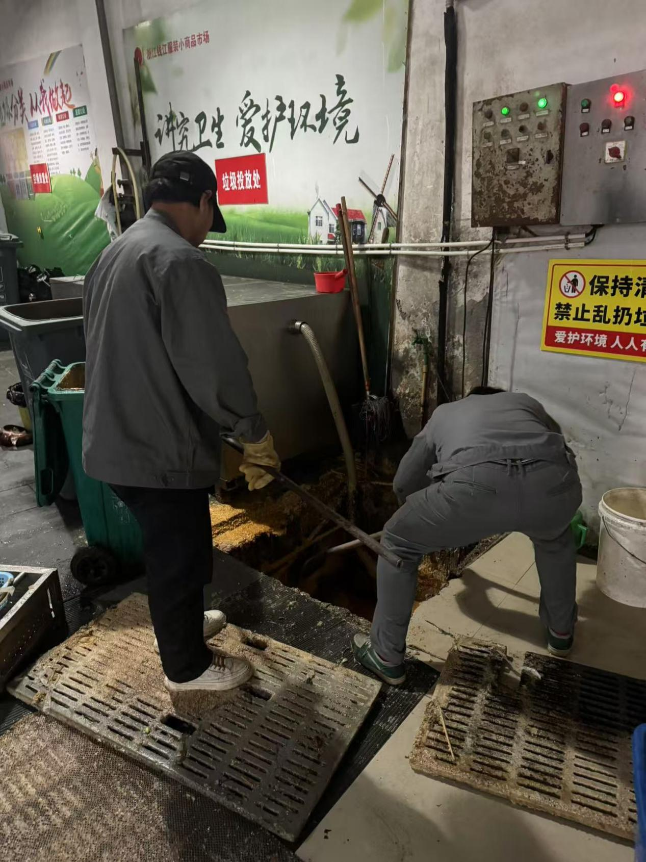 “洁”尽全力，，，，，，，让钱江商城美食坡道重焕新生