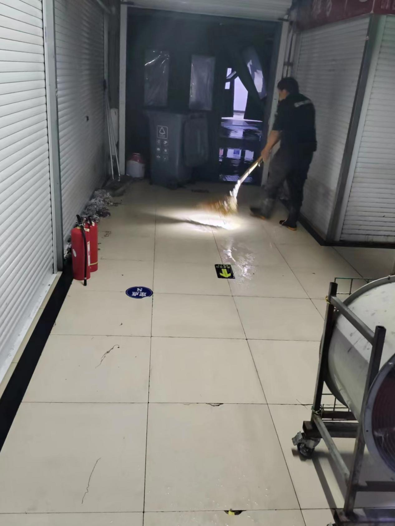 迎战暴雨，，，，，，，钱江商城打好排水防汛攻坚战