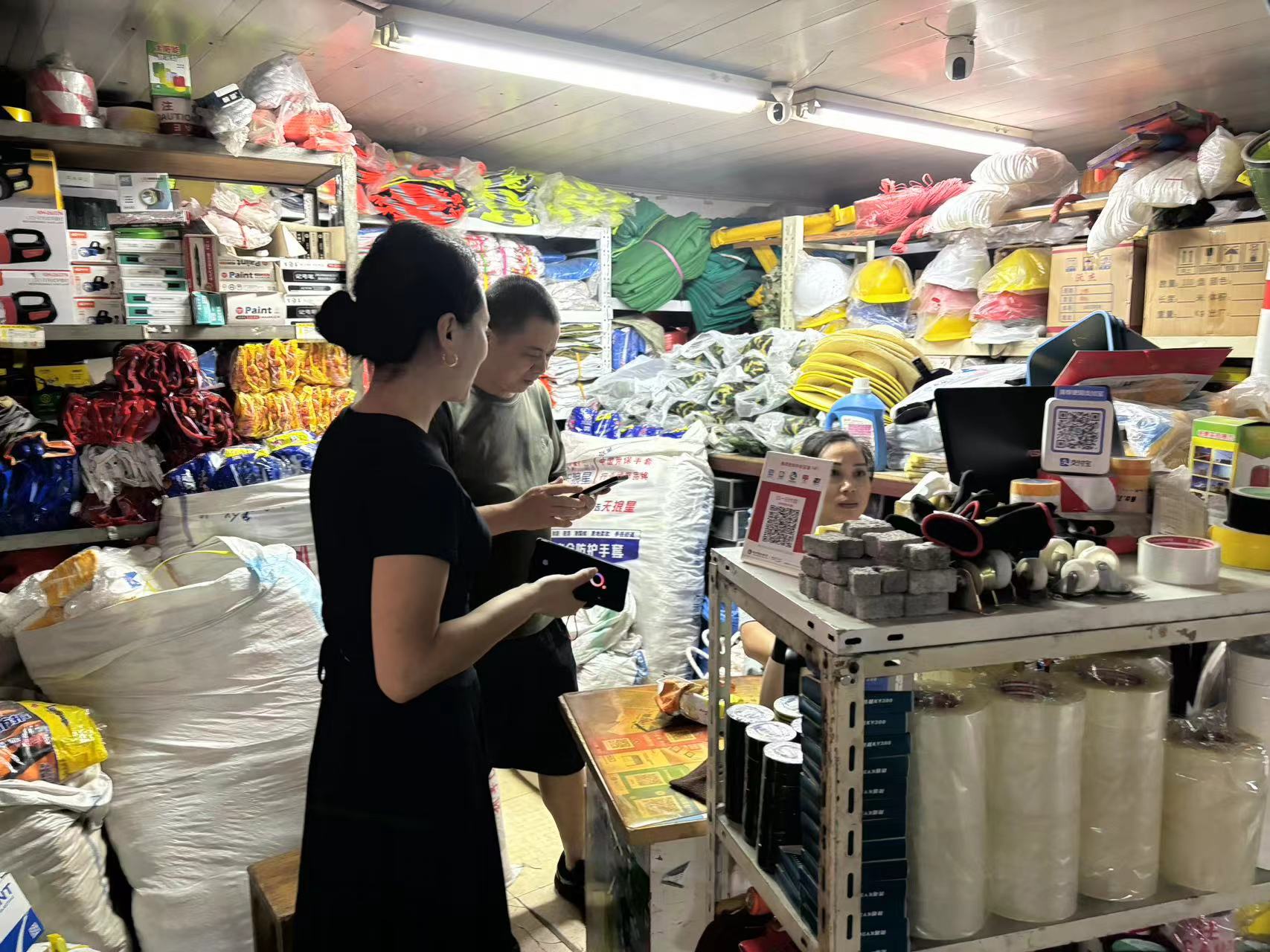 彩名堂市场防汛在行动