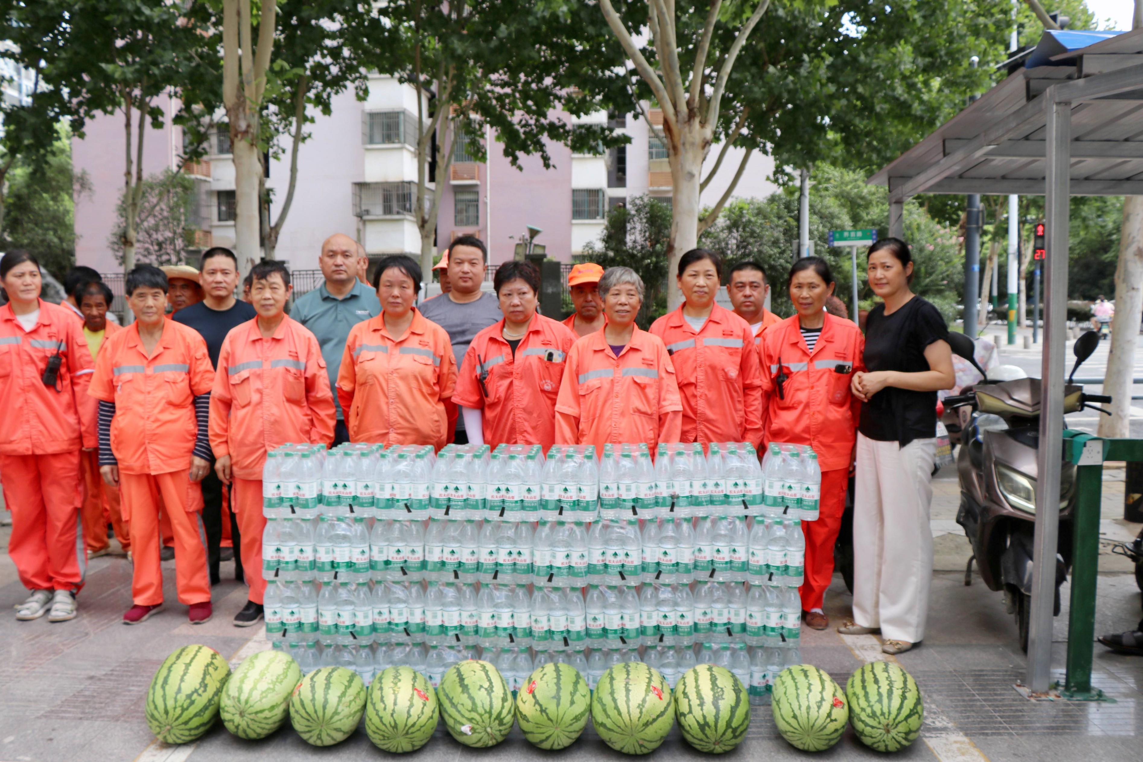  酷暑送清凉，，，，，，，关爱显担当——庐阳彩名堂文创园携手爱心企业开展夏日送清凉活动