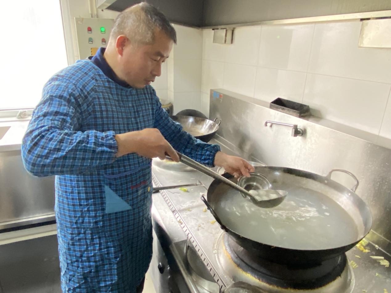 小小汤圆庆元宵，，，，，浓浓真情暖人心