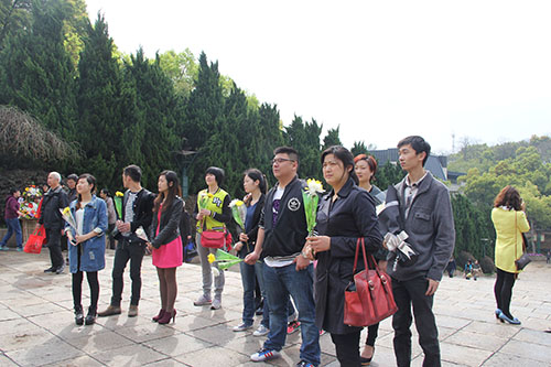 20140328彩名堂文创园党支部清明节祭扫云居山革命烈士墓 (1).jpg